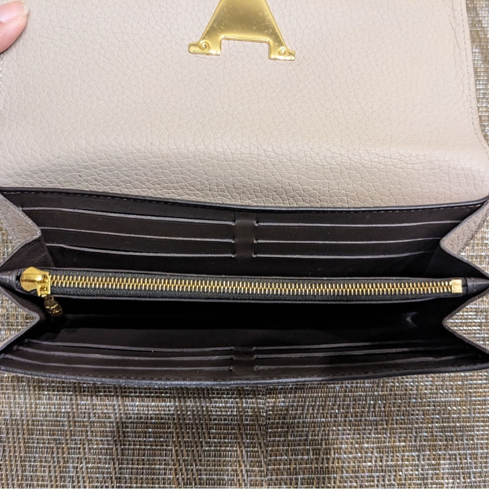 LOUIS VUITTON Capucines Wallet w/ Dust Sleeve - Picture 5 of 9
